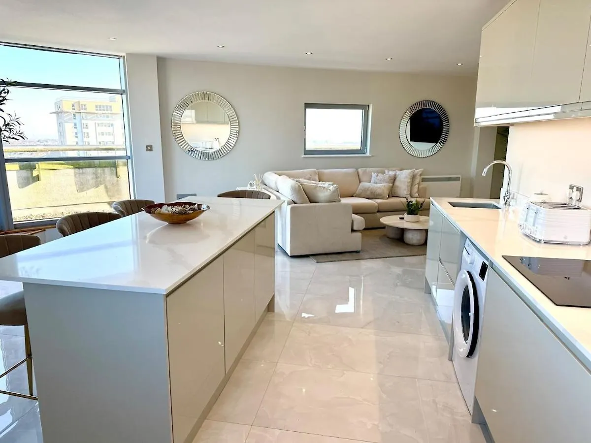 Cardiff Skyline Penthouse Apartment Free Parking Sleeps 8