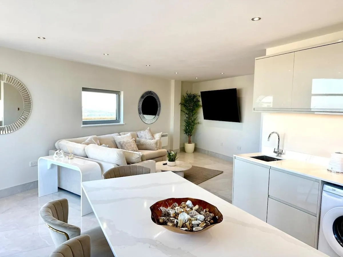 Cardiff Skyline Penthouse Apartment Free Parking Sleeps 8
