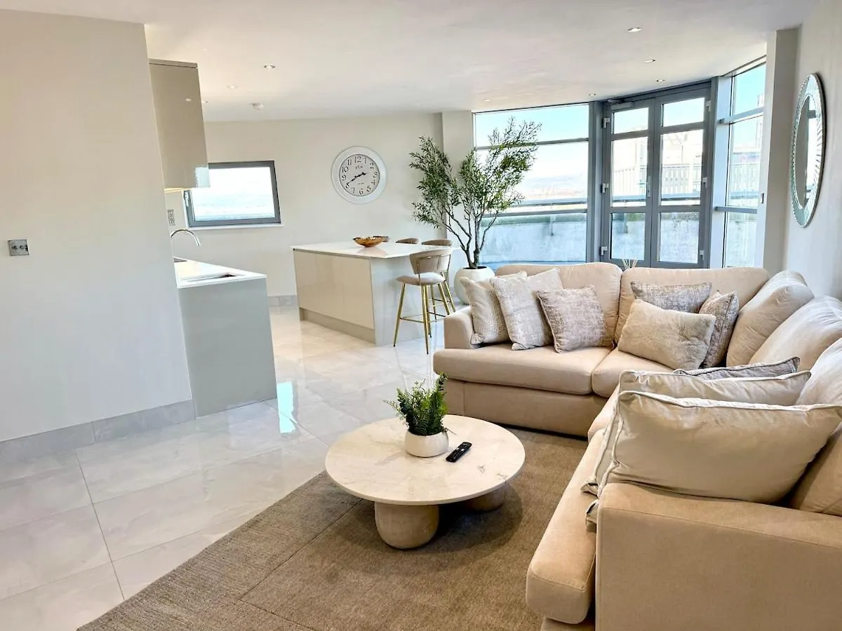 Cardiff Skyline Penthouse Apartment Free Parking Sleeps 8