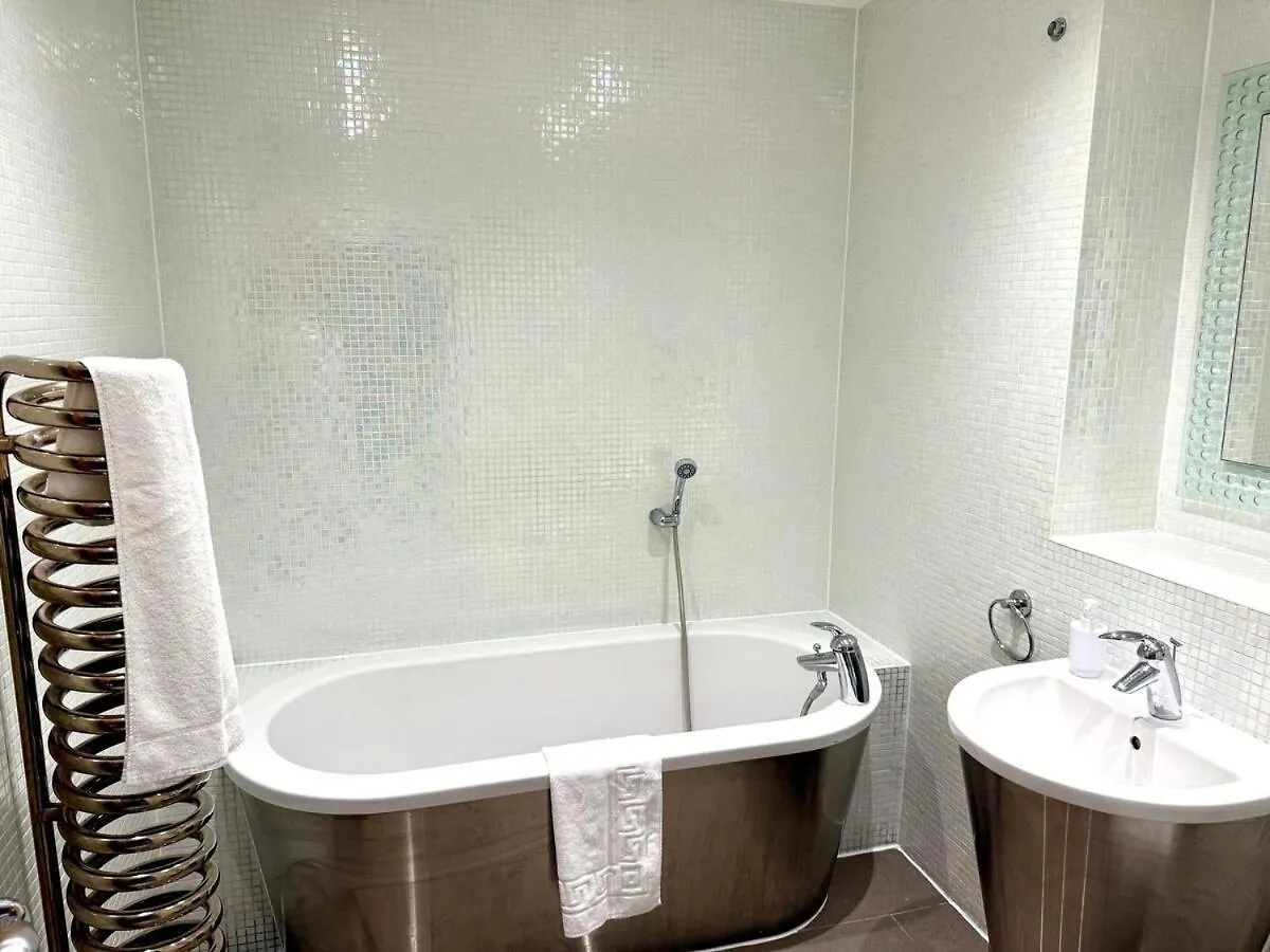 Cardiff Skyline Penthouse Apartment Free Parking Sleeps 8