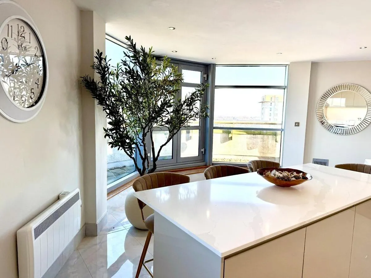 Cardiff Skyline Penthouse Apartment Free Parking Sleeps 8 Regno Unito