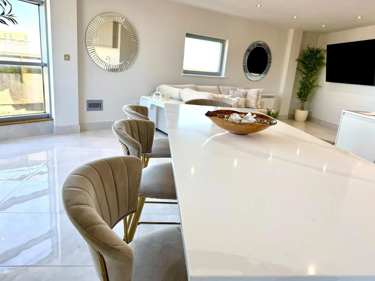 Cardiff Skyline Penthouse Apartment Free Parking Sleeps 8