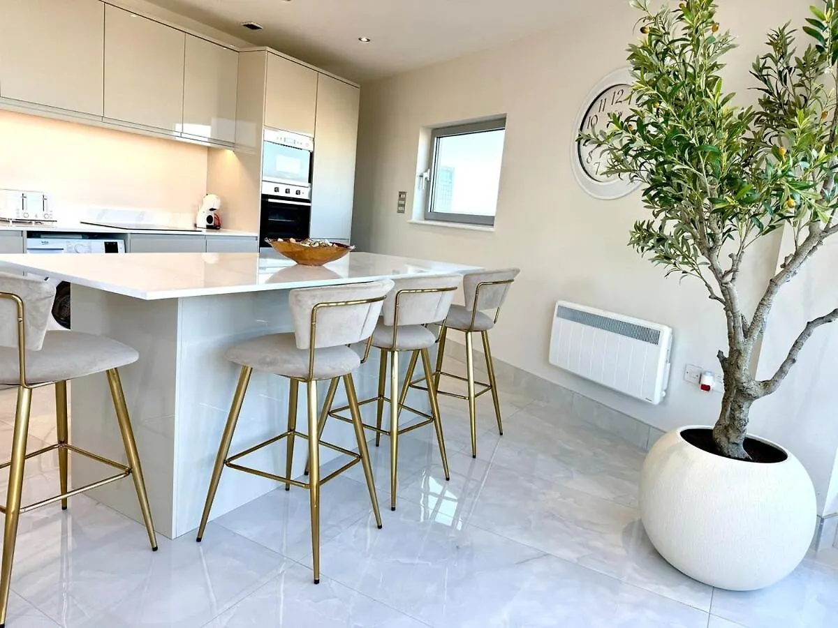 Cardiff Skyline Penthouse Apartment Free Parking Sleeps 8 0*,