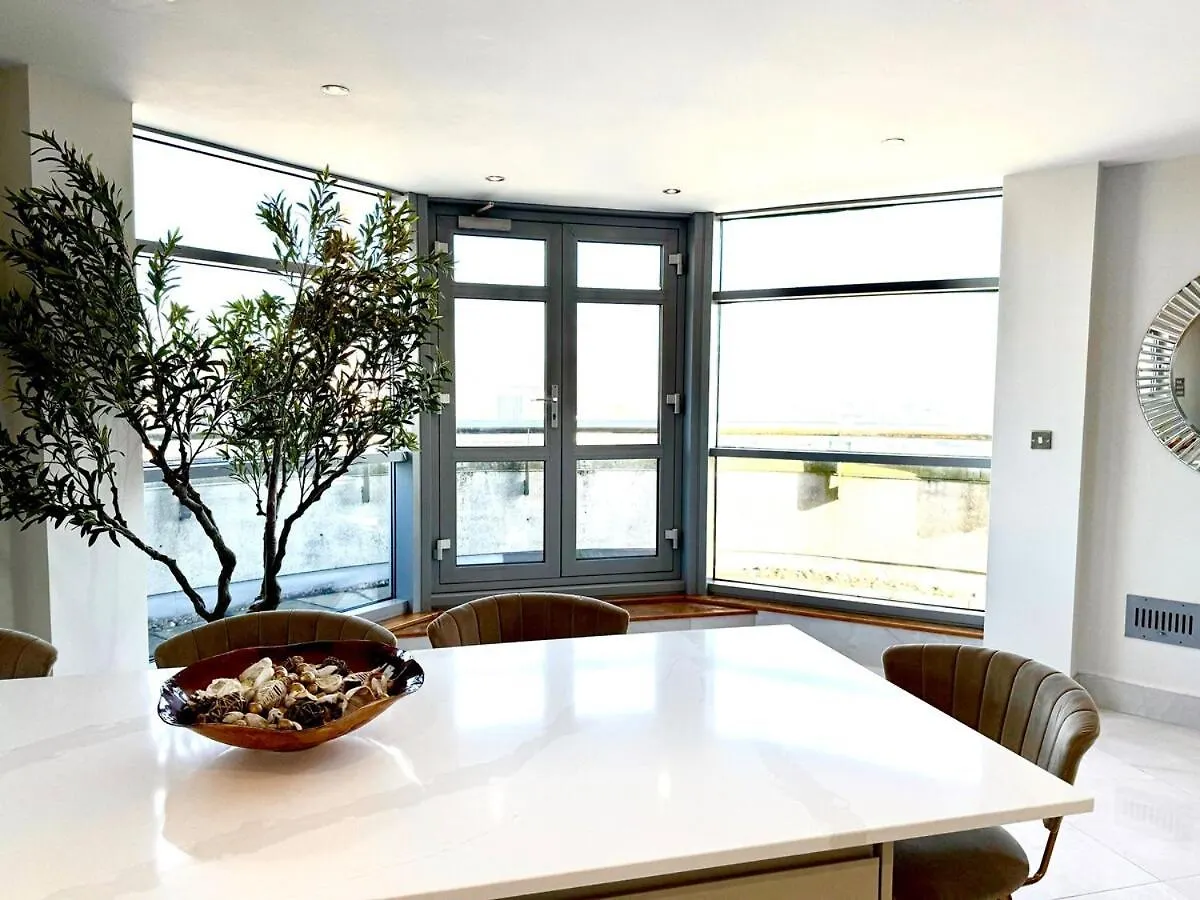 Cardiff Skyline Penthouse Apartment Free Parking Sleeps 8 0*,