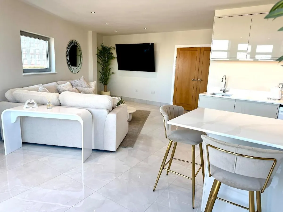 Cardiff Skyline Penthouse Apartment Free Parking Sleeps 8