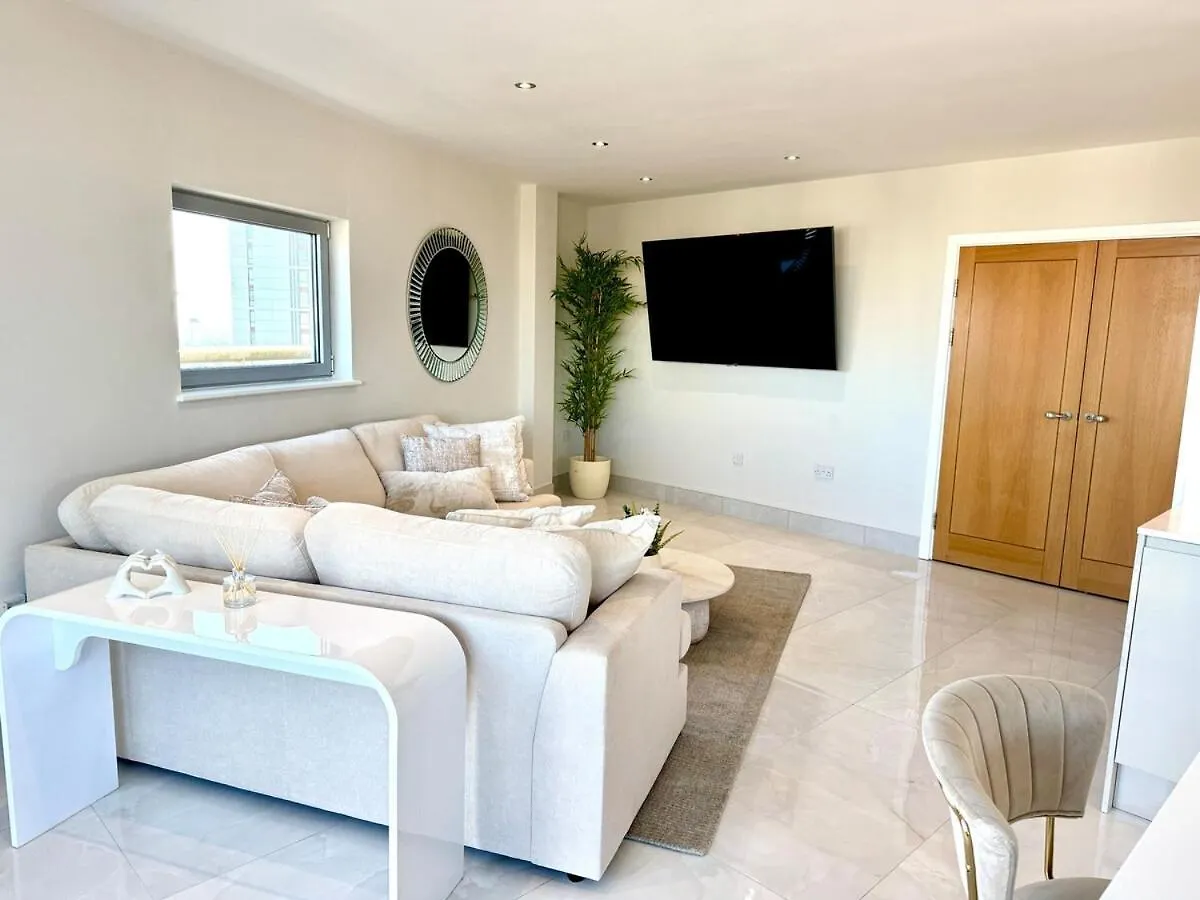 Cardiff Skyline Penthouse Apartment Free Parking Sleeps 8
